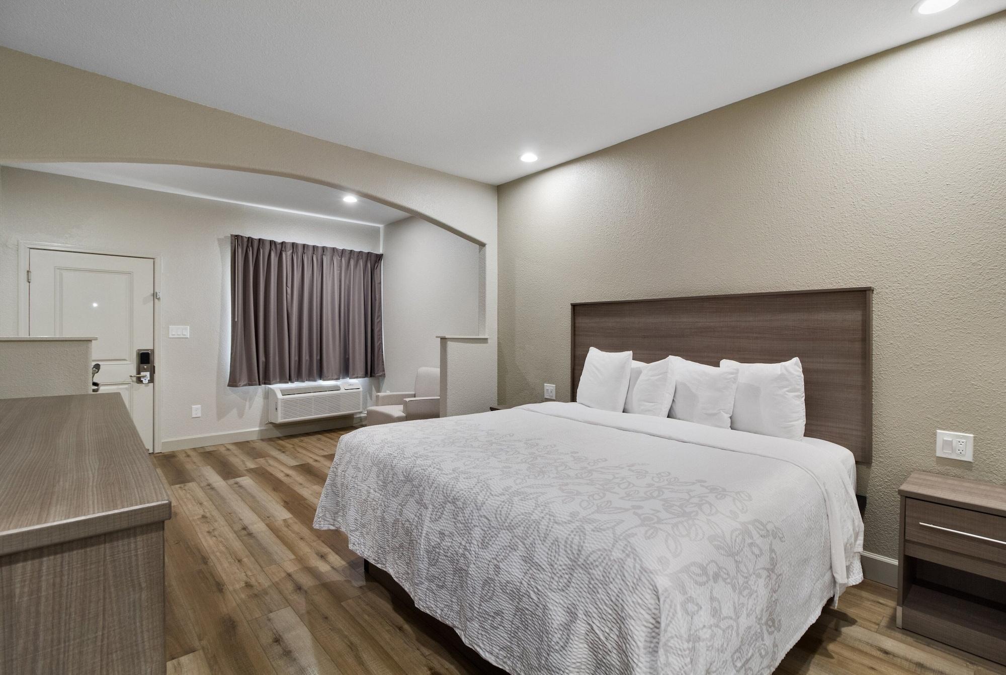 Red Roof Inn Plus + Galveston - Beachfront מראה חיצוני תמונה