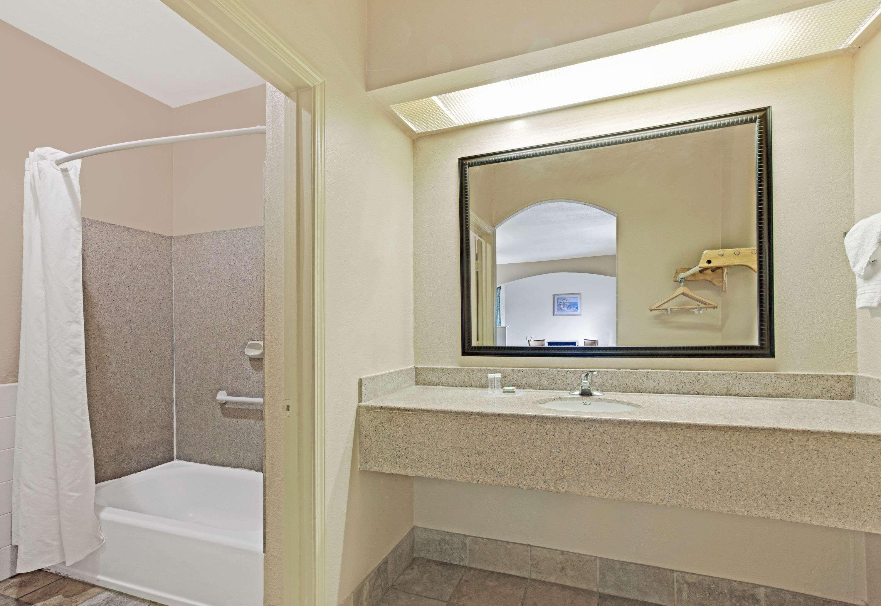 Red Roof Inn Plus + Galveston - Beachfront מראה חיצוני תמונה