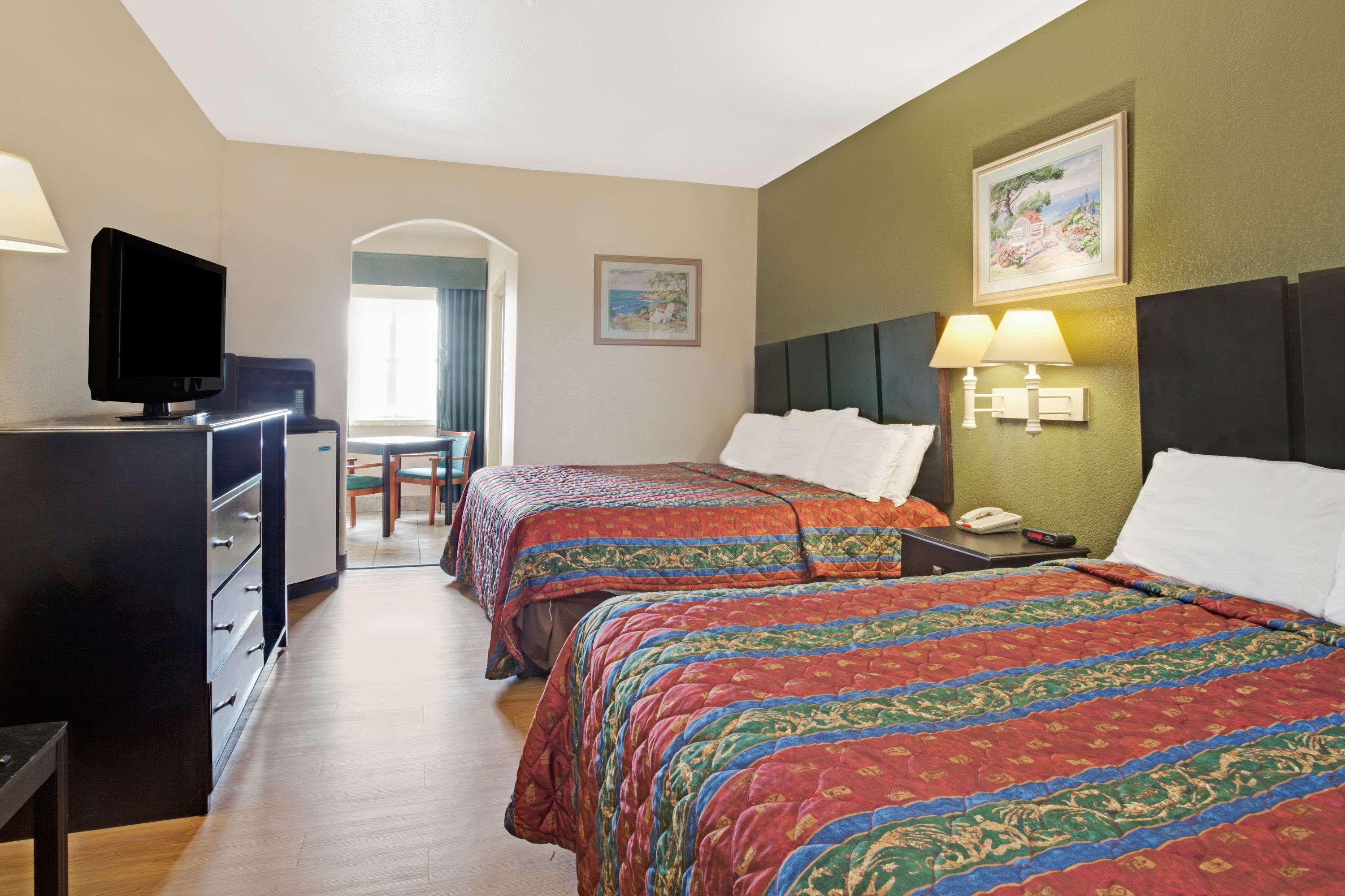 Red Roof Inn Plus + Galveston - Beachfront מראה חיצוני תמונה