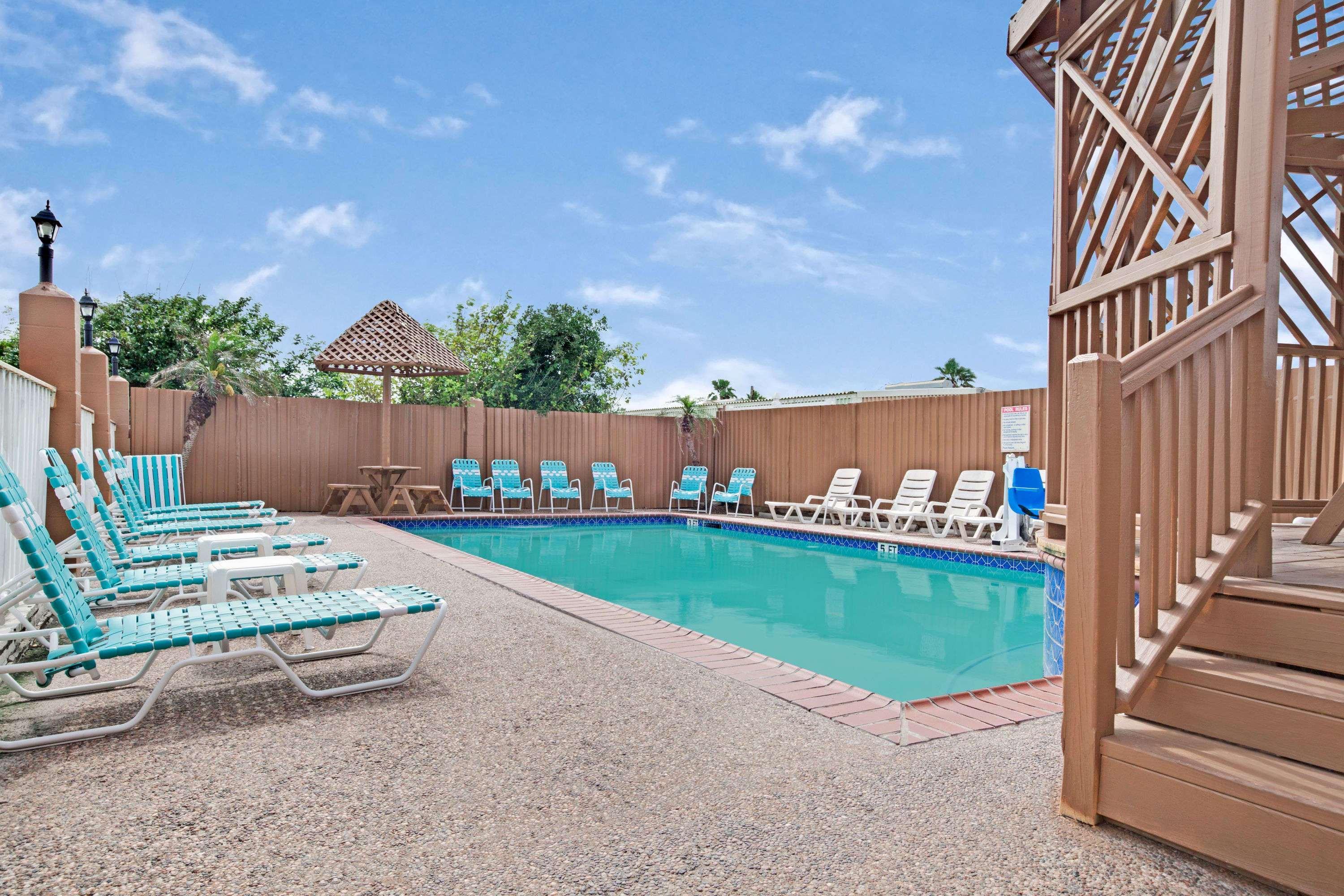 Red Roof Inn Plus + Galveston - Beachfront מראה חיצוני תמונה