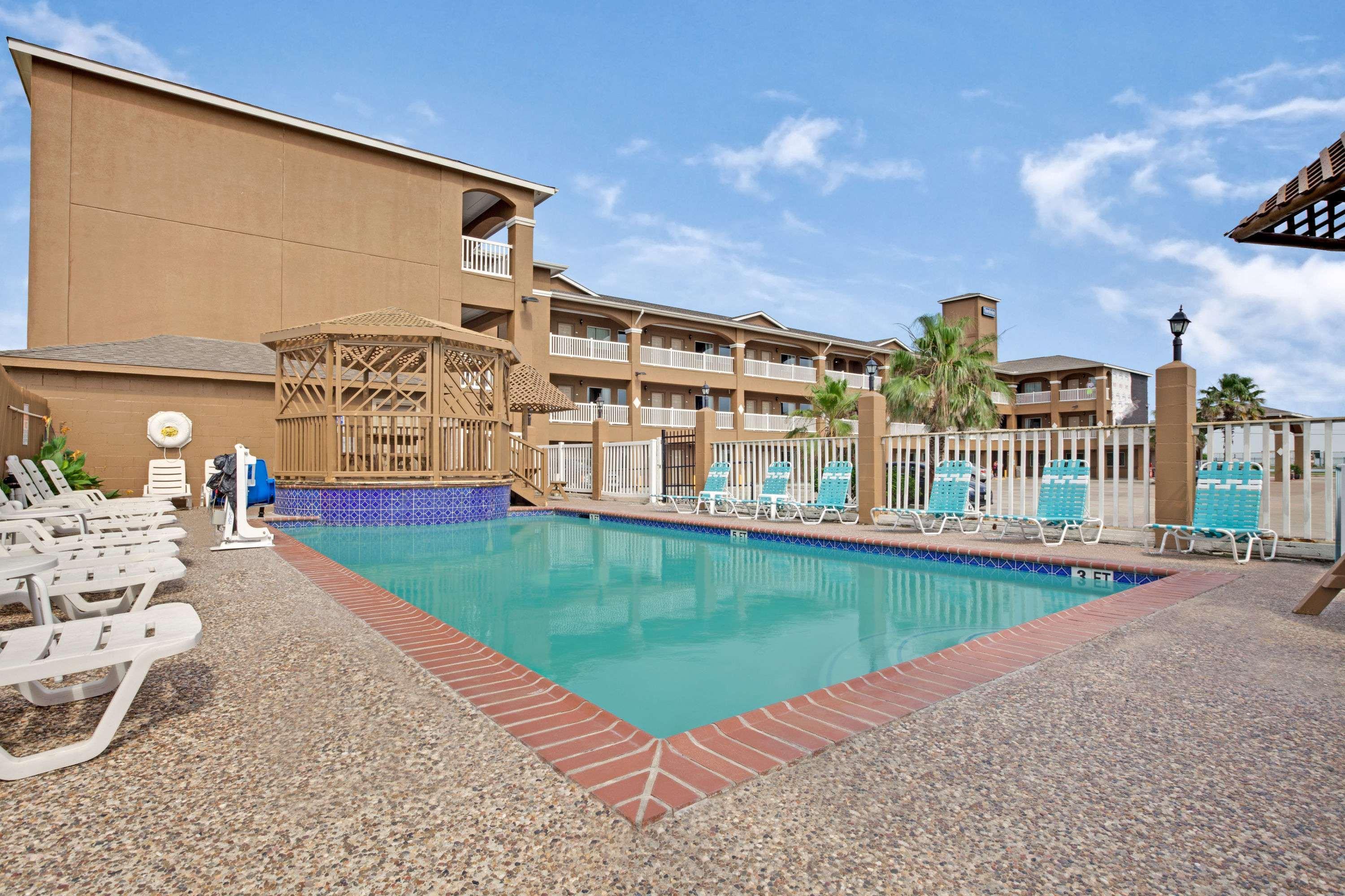 Red Roof Inn Plus + Galveston - Beachfront מראה חיצוני תמונה