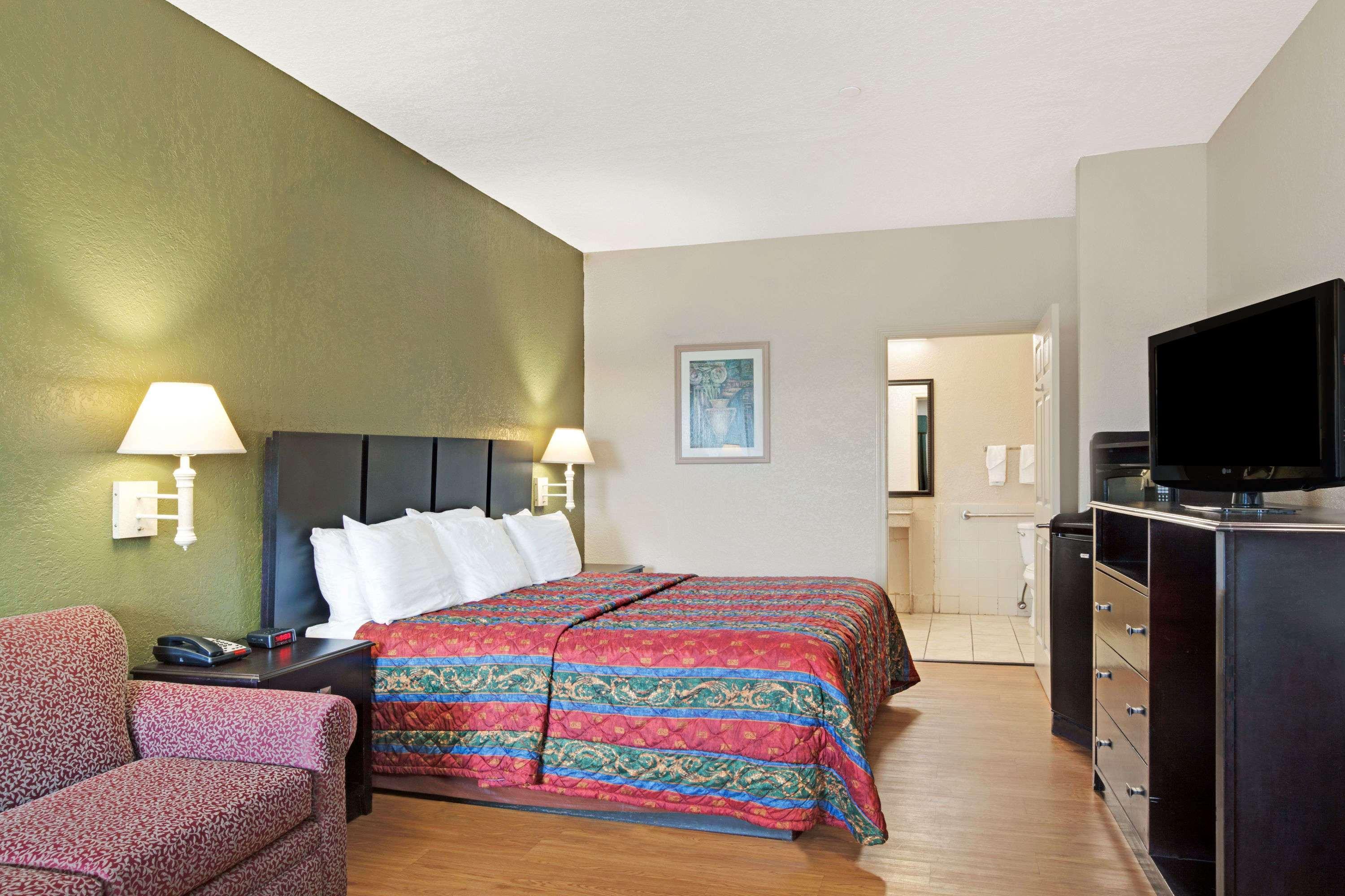 Red Roof Inn Plus + Galveston - Beachfront מראה חיצוני תמונה
