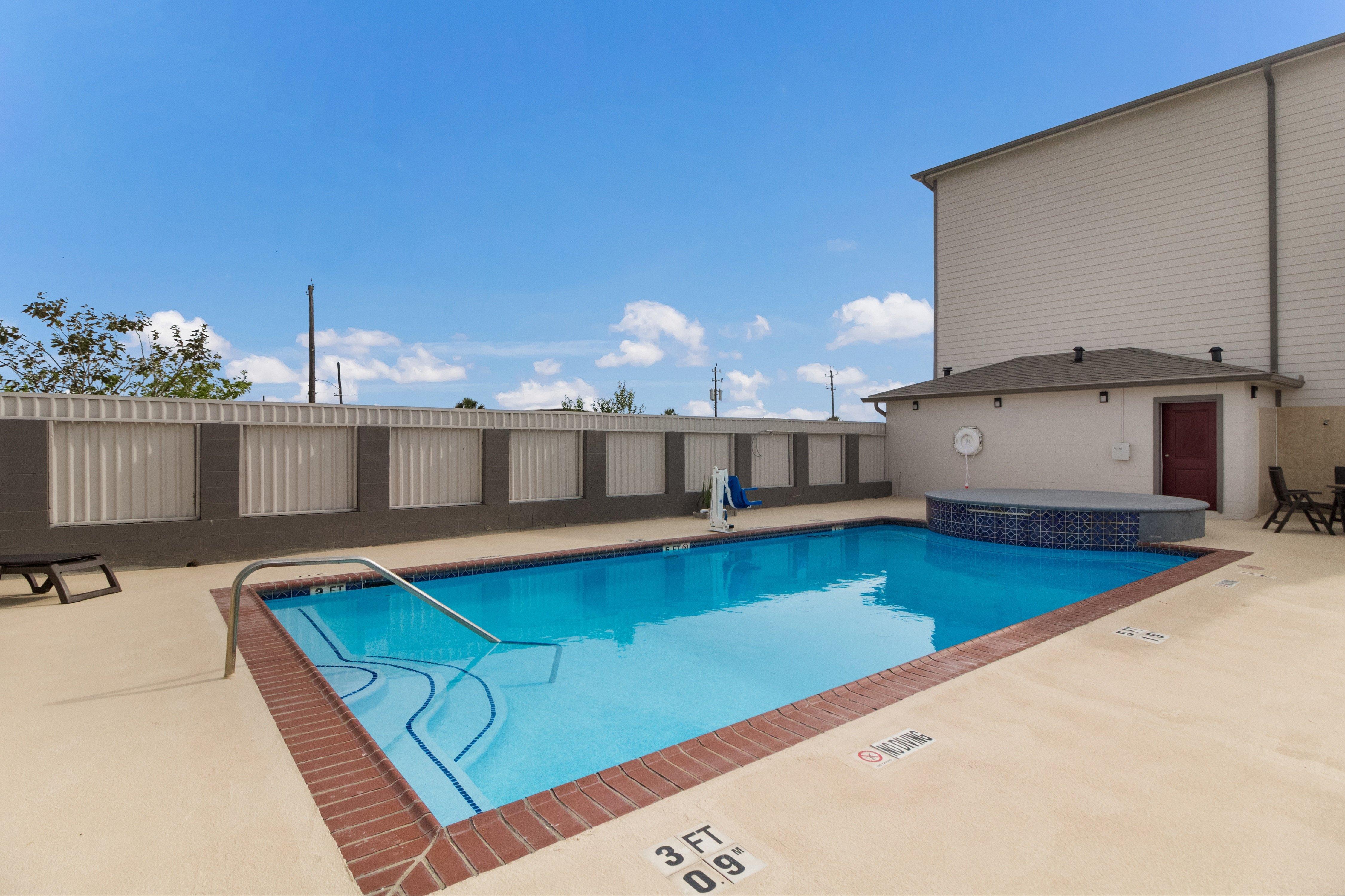 Red Roof Inn Plus + Galveston - Beachfront מראה חיצוני תמונה