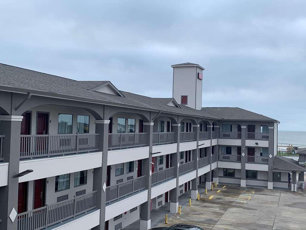 Red Roof Inn Plus + Galveston - Beachfront מראה חיצוני תמונה